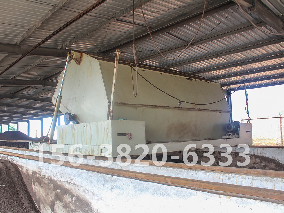 有機(jī)肥發(fā)酵翻拋造粒現(xiàn)場(chǎng)